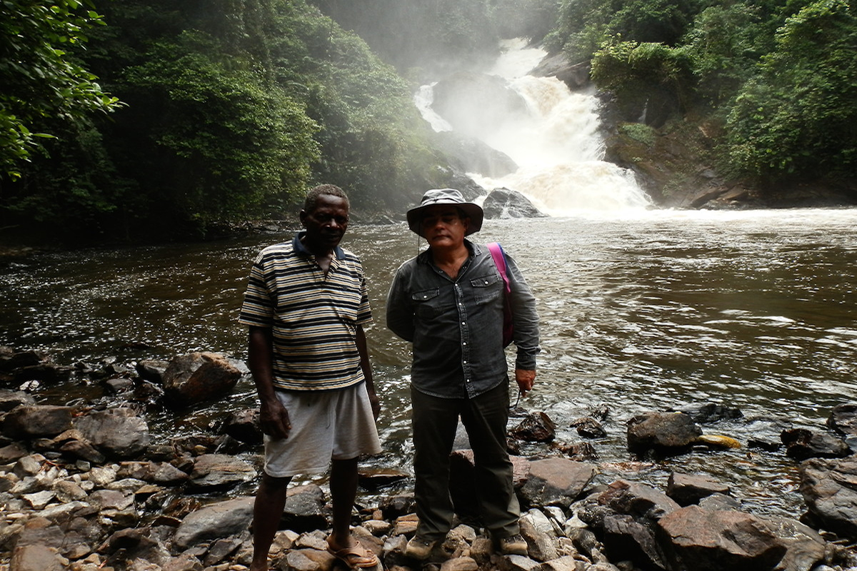 Escondida cascada del r&iacute;o Wele
En el &aacute;rea continental de Guinea Ecuatorial, el r&iacute;o Wele, antiguo r&iacute;o Benito de la Colonia Espa&ntilde;ola en la Provincia de Rio Muni, discurre en direcci&oacute;n Nordeste-suroeste hasta desembocar en Mbini, en la costa atl&aacute;ntica del pa&iacute;s. Es la red h&iacute;drica m&aacute;s importante del pa&iacute;s, junto al r&iacute;o Mitemele, que se encuentra al sur y que desemboca en el gran manglar del Estuario del Muni. La cascada del Wele se encuentra al occidente del macizo de Monte Al&eacute;n, discurriendo por el contacto del crat&oacute;n del Congo con la fosa del Rift de Uoro. A lo largo del contacto se producen cambios bruscos de pendiente que originan cascadas, una de las cuales es la de la foto. Se trata de un lugar rec&oacute;ndito, al que s&oacute;lo se puede acceder a pie a trav&eacute;s de la selva y con la ayuda de un gu&iacute;a local.